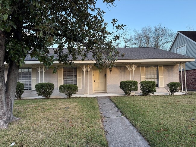 property at 11735 N Willowdale Cir