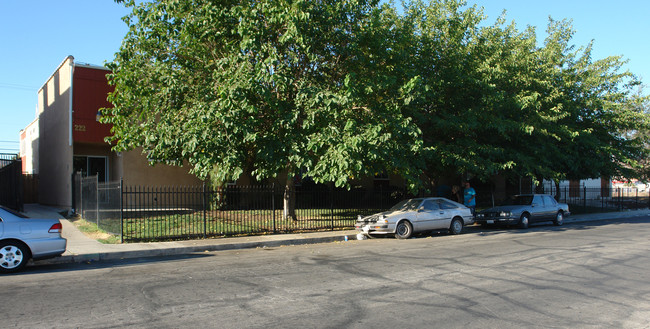 222 E Avenue Q7 in Palmdale, CA - Foto de edificio - Building Photo