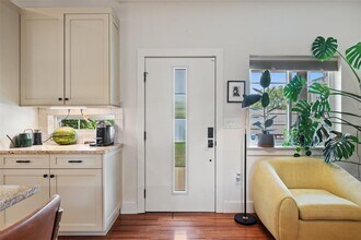 2205 S L Davis Ave in Austin, TX - Building Photo - Building Photo