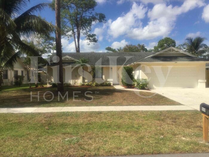 899 Daffodil Dr in Wellington, FL - Building Photo