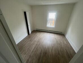 75 1/2 Kinsley St, Unit APT A in Nashua, NH - Building Photo - Building Photo