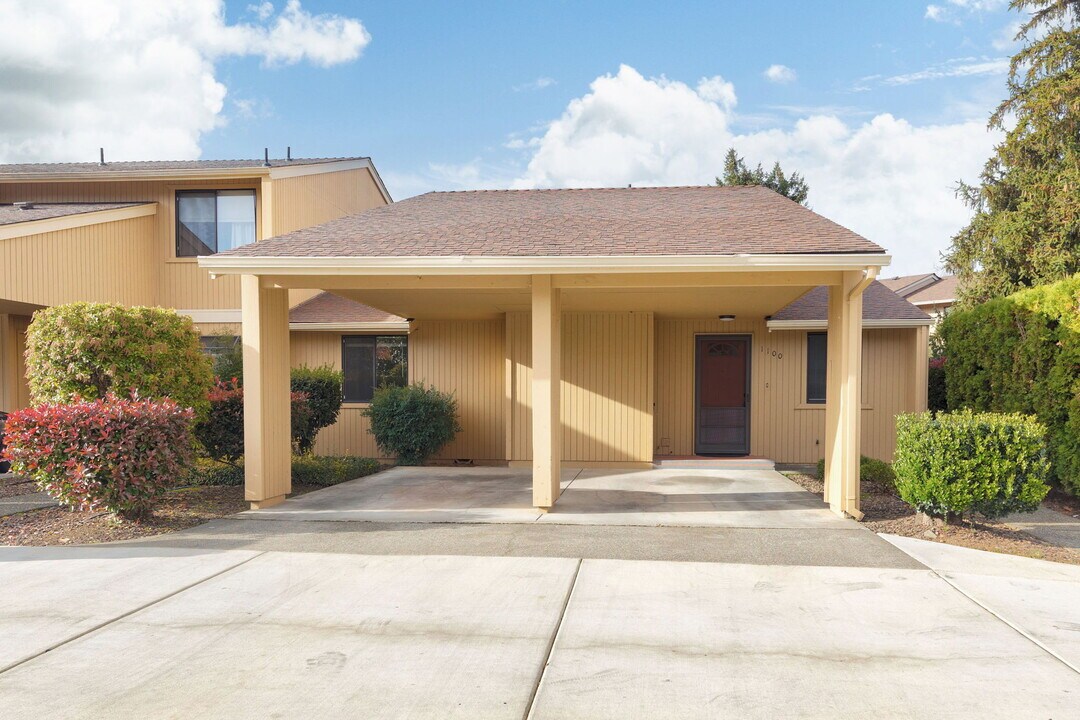 1100 Excalibur Dr in Grants Pass, OR - Building Photo