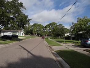 173 SW Lincoln Cir N in St. Petersburg, FL - Building Photo - Building Photo