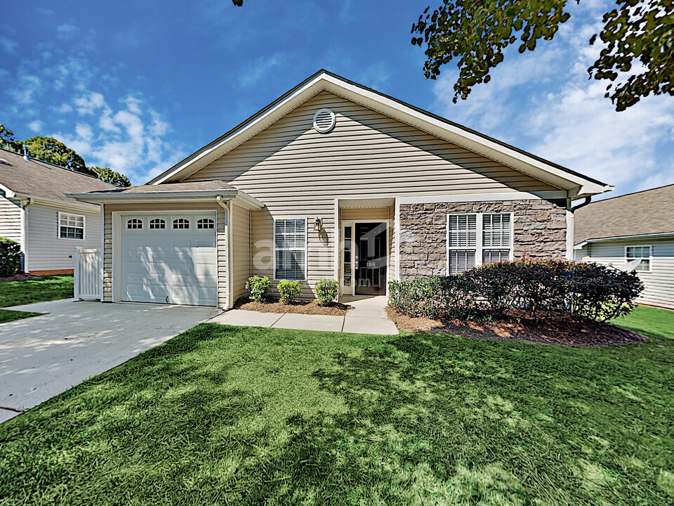 106 Charlotte Ct in Winston-Salem, NC - Building Photo