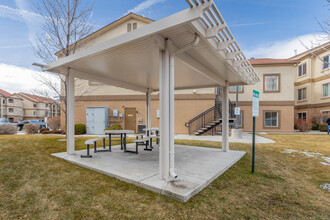 Villa at Dolphin Bay Apartments in Carson City, NV - Foto de edificio - Building Photo