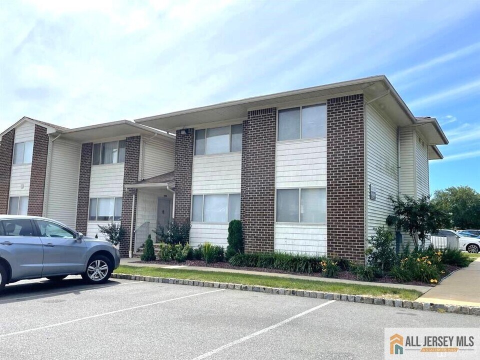 1310 Bradley Ct in Princeton, NJ - Foto de edificio