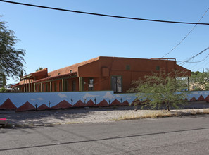 Alturas Apartments in Tucson, AZ - Building Photo - Building Photo