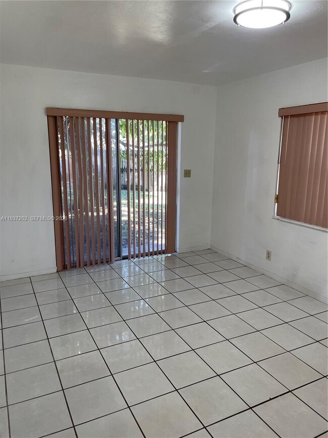 2347 NW 28th St in Oakland Park, FL - Building Photo - Building Photo