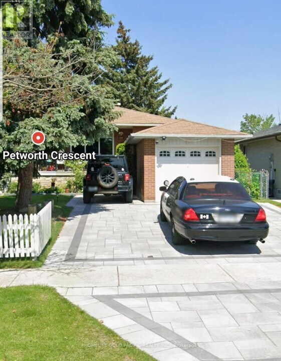 135 Petworth Crescent in Toronto, ON - Building Photo