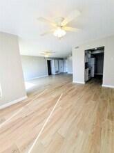 500 Tiki Dr, Unit 113C in Tiki Island, TX - Foto de edificio - Building Photo