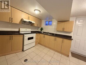 313 Rossland Rd W in Whitby, ON - Building Photo - Building Photo