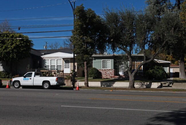 401 W Alameda Ave in Burbank, CA - Foto de edificio - Building Photo