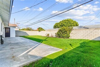 15542 Mayflower Ln in Huntington Beach, CA - Foto de edificio - Building Photo