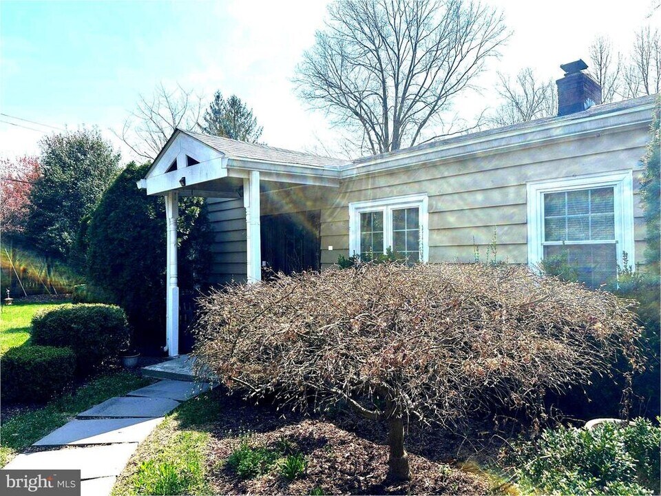 9901 Blake Ln in Oakton, VA - Building Photo