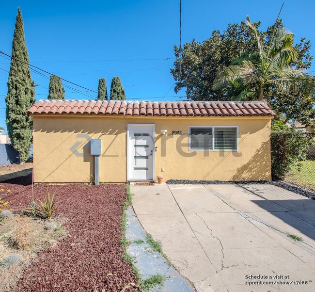 8942 S Denker Ave in Los Angeles, CA - Foto de edificio - Building Photo