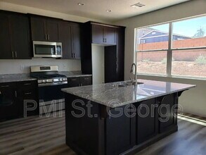 3226 E 2390 S in Saint George, UT - Foto de edificio - Building Photo