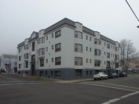 Kohlhagen Apartments in Roseburg, OR - Building Photo