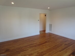 423 Leonhardt Dr in Saddle Brook, NJ - Building Photo - Building Photo