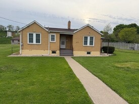 7393 Steubenville Pike in Oakdale, PA - Building Photo