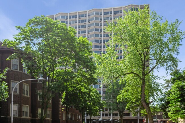 555 W Cornelia Ave in Chicago, IL - Building Photo - Building Photo