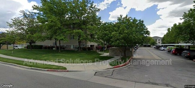 3845 Canyon River Way in South Salt Lake, UT - Foto de edificio - Building Photo