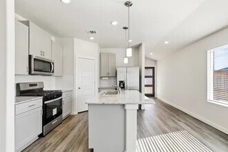 216 Shore Pointe Ct in Montgomery, TX - Foto de edificio - Building Photo