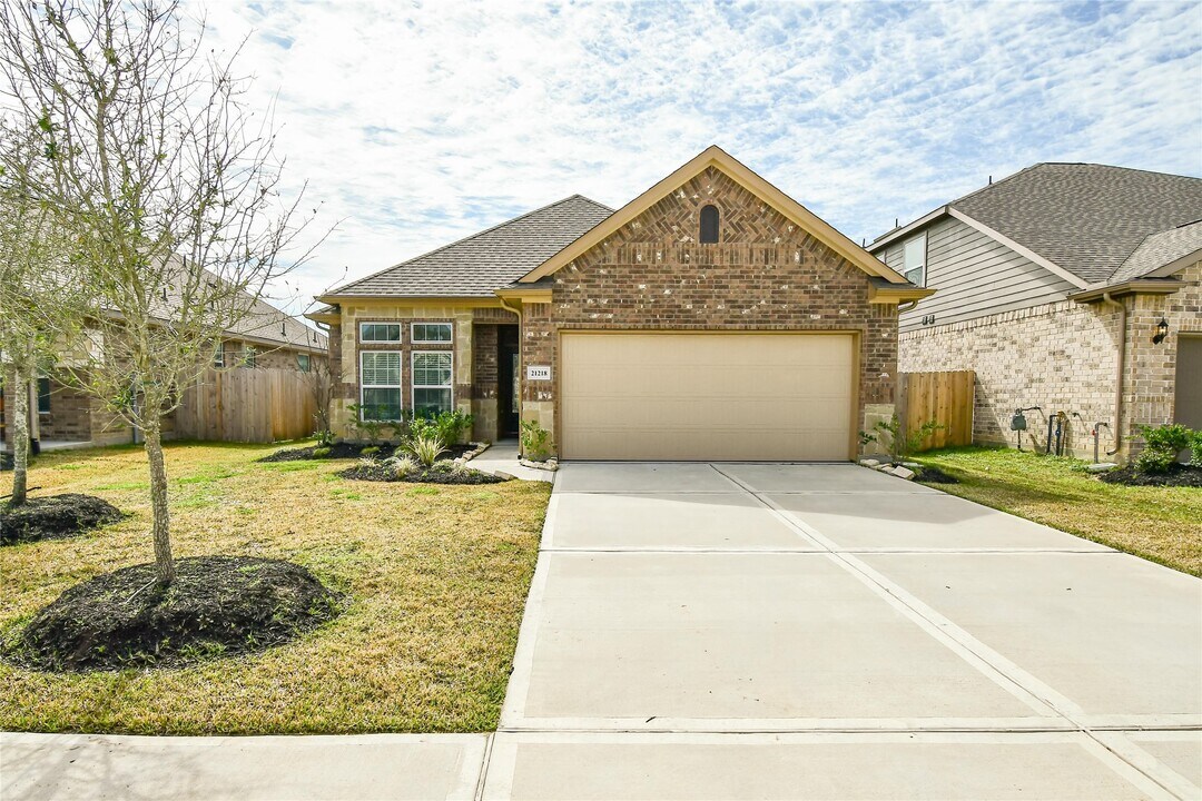 21218 Flowering Dogwood Cir in Porter, TX - Building Photo