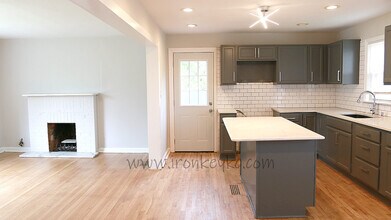 3141 E Barker Cir in Kansas City, KS - Building Photo - Building Photo