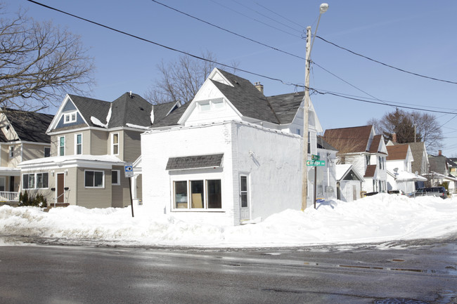 1035 Bridge St in Grand Rapids, MI - Foto de edificio - Building Photo