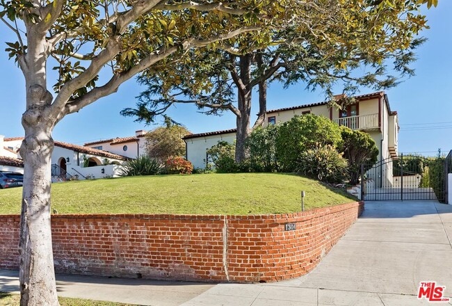 1304 San Vicente Blvd in Santa Monica, CA - Building Photo - Building Photo