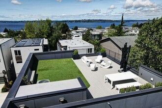 10208 NE 62nd St in Kirkland, WA - Foto de edificio - Building Photo