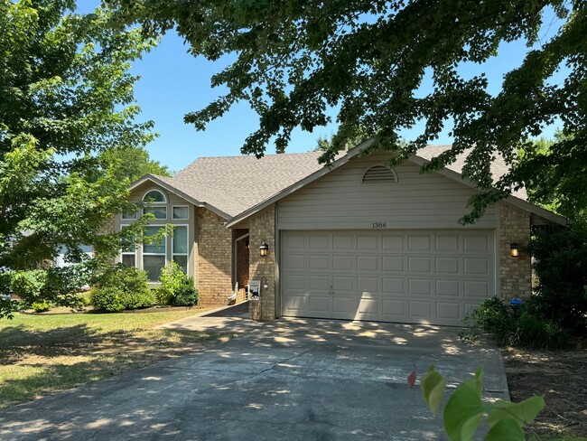 1386 E Amber Dr in Fayetteville, AR - Building Photo - Building Photo