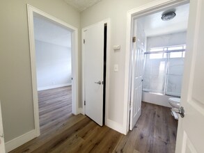 13425 Vanowen St, Unit 12A in Los Angeles, CA - Building Photo - Building Photo