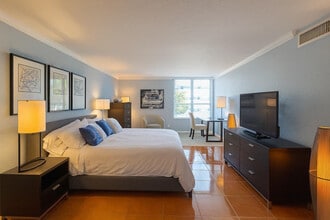 1000 Spanish River Rd in Boca Raton, FL - Building Photo - Building Photo