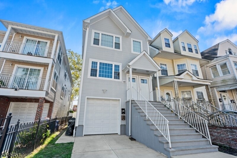 142 N 15th St in East Orange, NJ - Building Photo