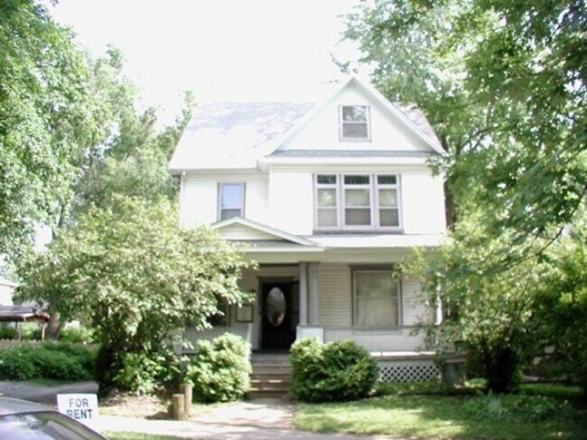 413 W Main St in Urbana, IL - Foto de edificio - Building Photo
