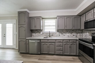 6704 NW Hidden Valley Rd in Kansas City, MO - Building Photo - Building Photo