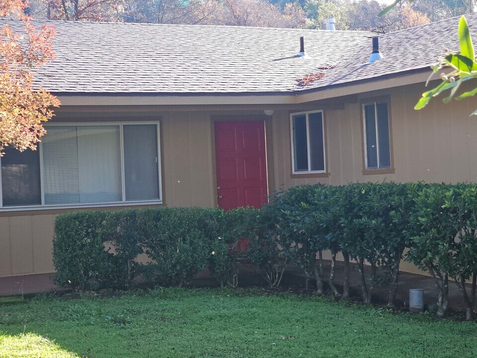 4184 Sherwood Ct in Lucerne, CA - Building Photo