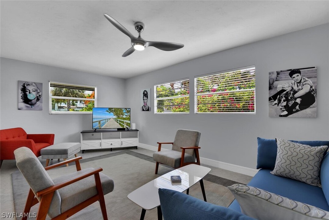 1155 6th St S in Naples, FL - Foto de edificio