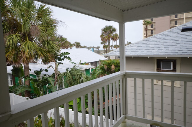 114 6th Ave S, Unit 4 in Jacksonville Beach, FL - Foto de edificio - Building Photo