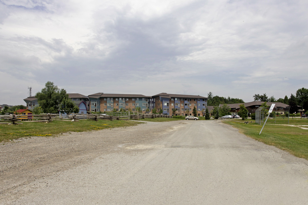 Hesperus Village in Vaughan, ON - Building Photo