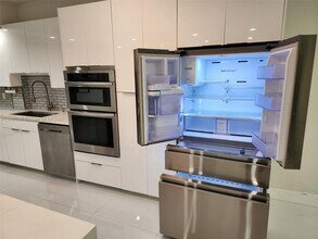 10730 NW 66th St in Doral, FL - Building Photo - Building Photo