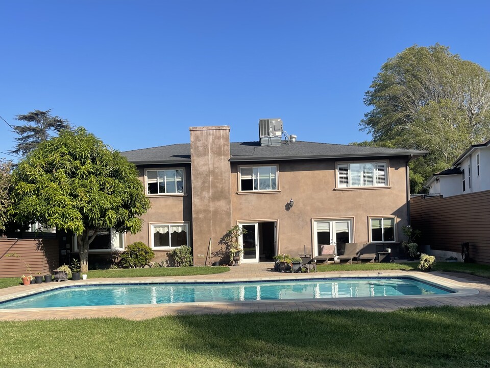 5327 Valley Ridge Ave in Los Angeles, CA - Building Photo