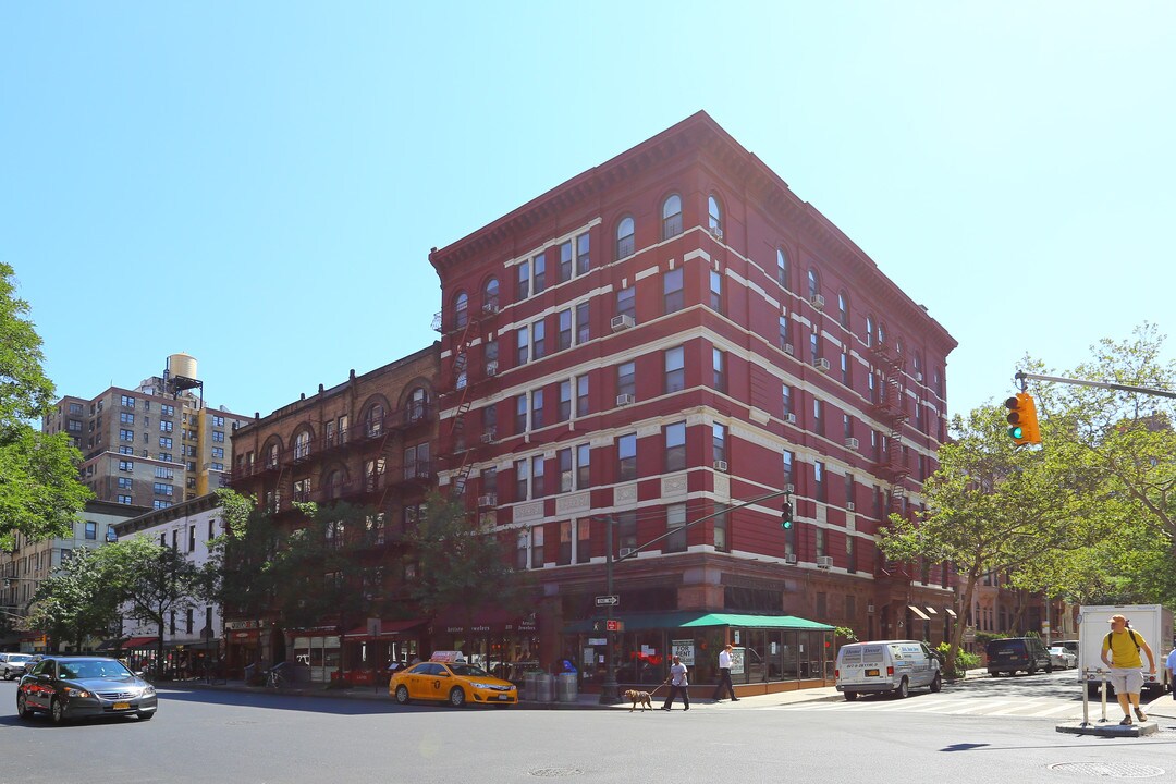 221-223 Columbus Ave in New York, NY - Foto de edificio