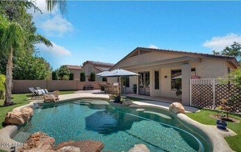 1710 E Tradewind Ct in Gilbert, AZ - Foto de edificio - Building Photo