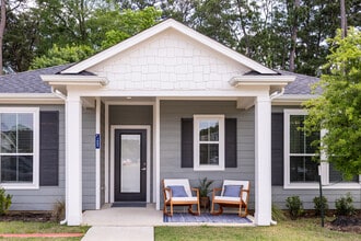 Cottage Living in Conroe, TX - Building Photo - Building Photo