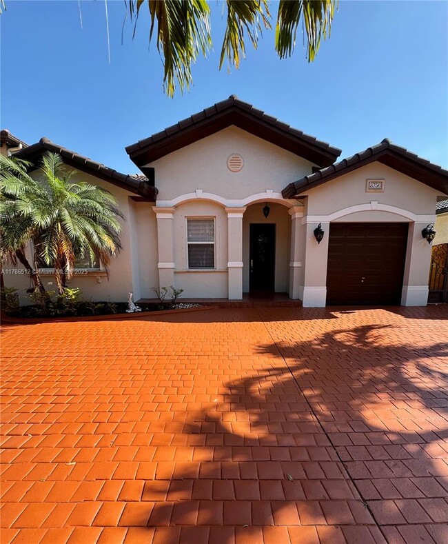 8756 NW 139th St in Miami Lakes, FL - Foto de edificio - Building Photo