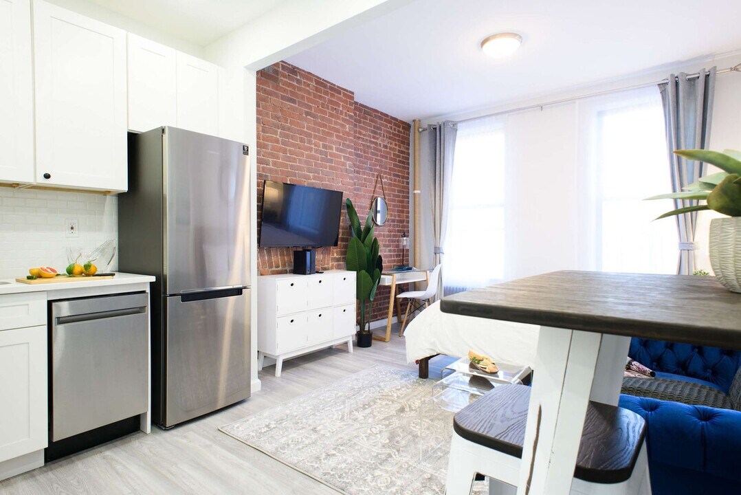 240e E 75th St in New York, NY - Building Photo