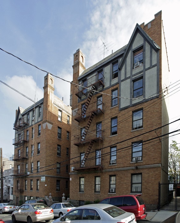 675 E 234th St in Bronx, NY - Building Photo