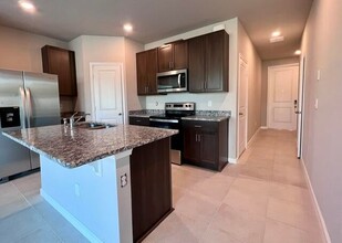 5656 Mentmore Dr in Mangonia Park, FL - Foto de edificio - Building Photo